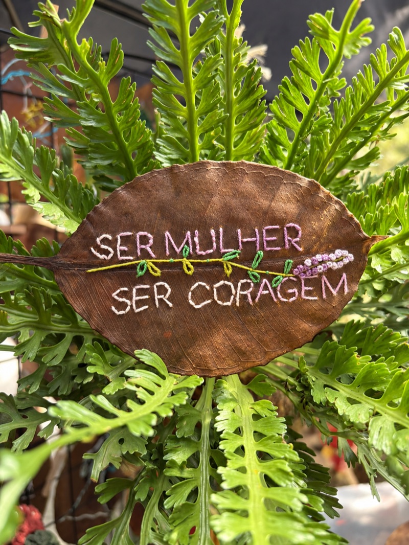 Folha bordada entre folhagens verdes